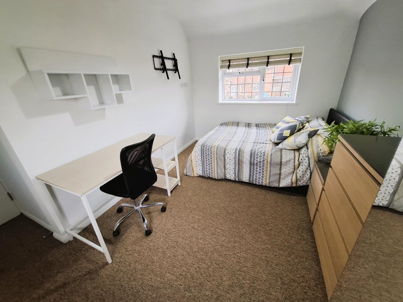 Room Mickleham Road in Greater London