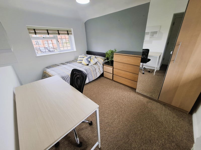 Room Mickleham Road in Greater London