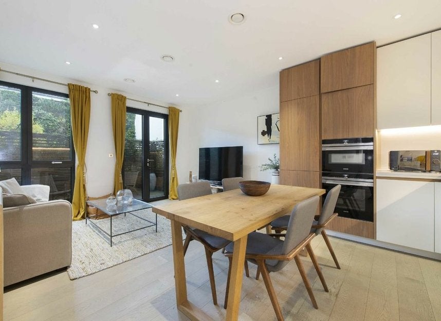 Flat Lyons Place in City of Westminster