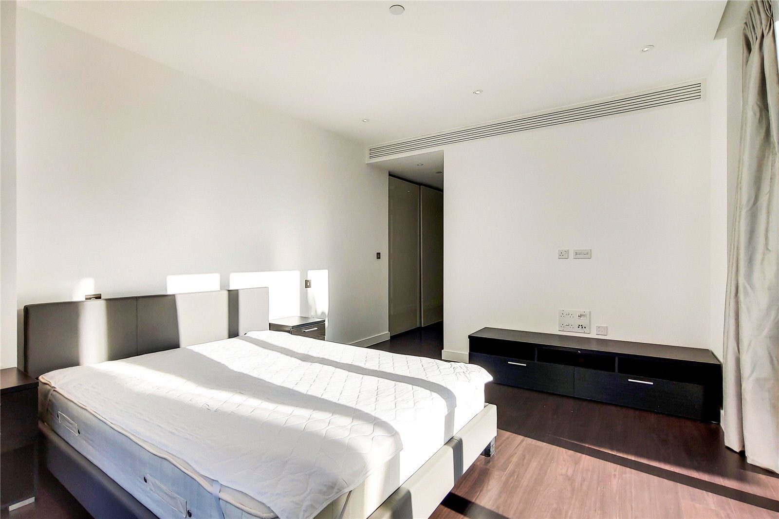Flat Alie Street in Greater London