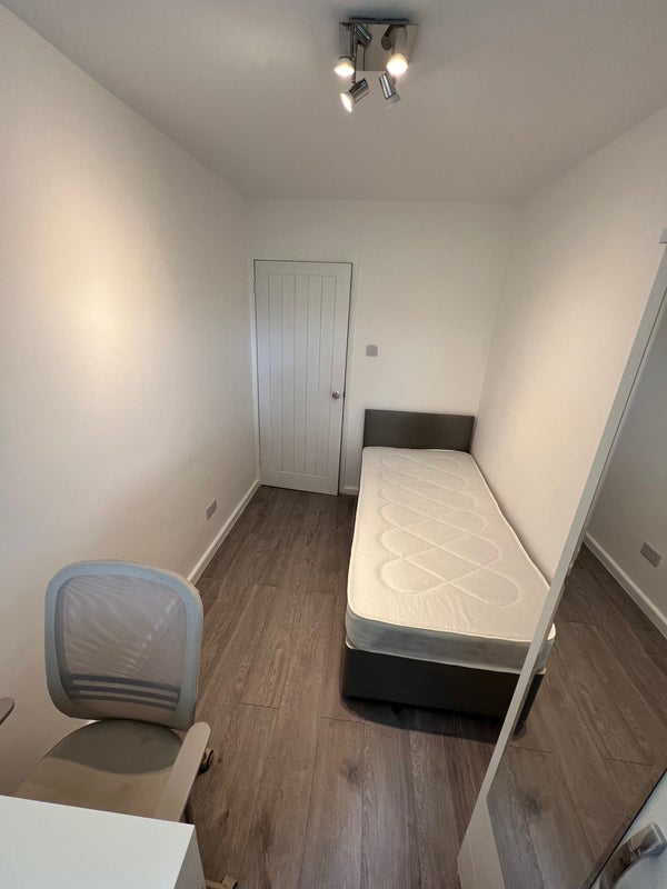 Room Patrick Connolly Gardens in Greater London