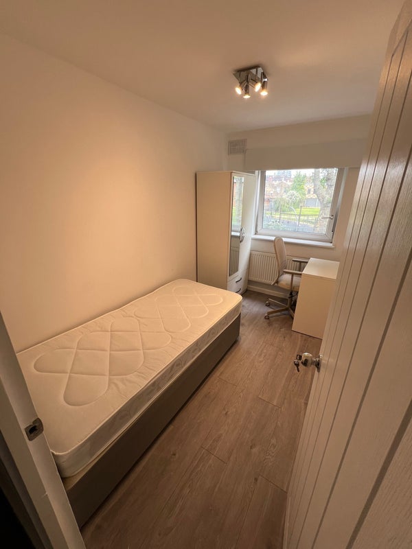 Room Patrick Connolly Gardens in Greater London