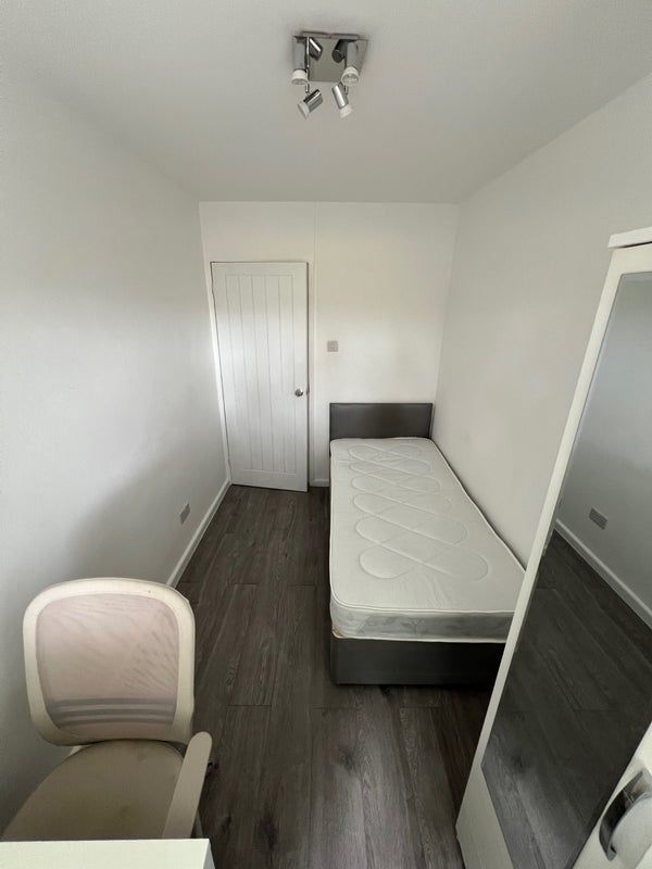 Room Patrick Connolly Gardens in Greater London