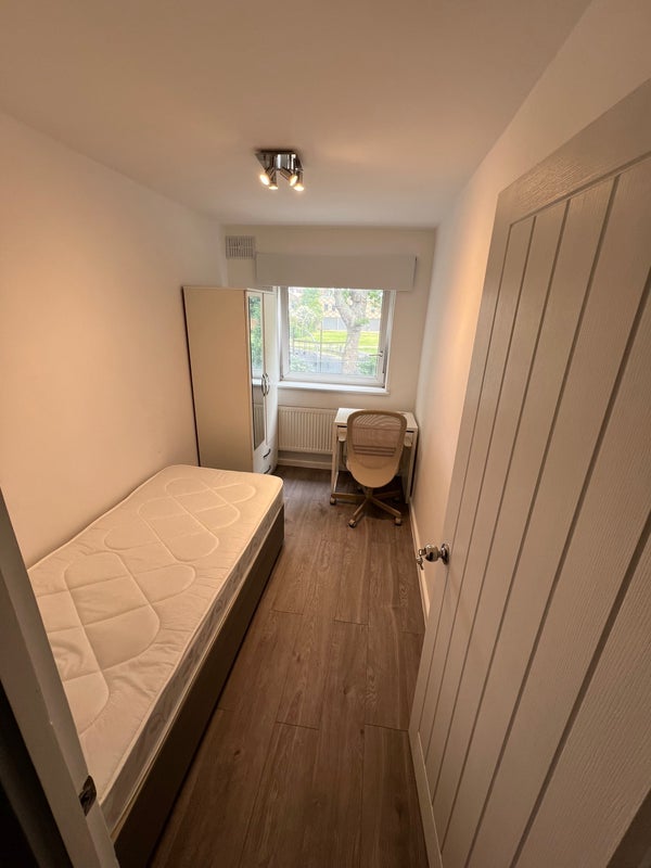 Room Patrick Connolly Gardens in Greater London