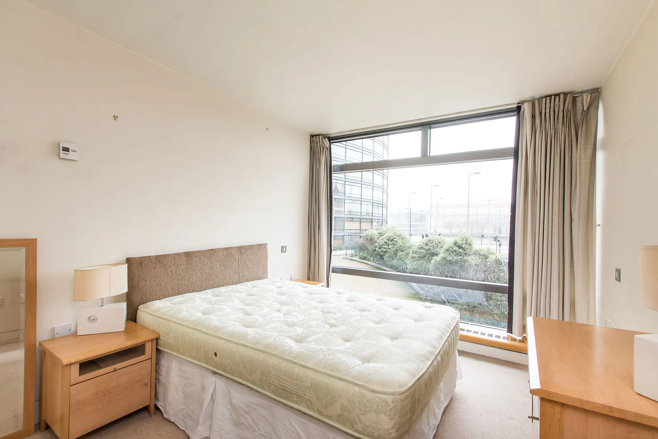 Flat Albert Embankment in Greater London