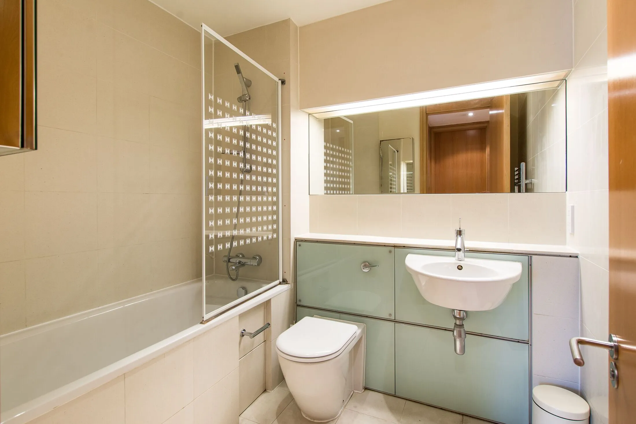 Flat Albert Embankment in Greater London