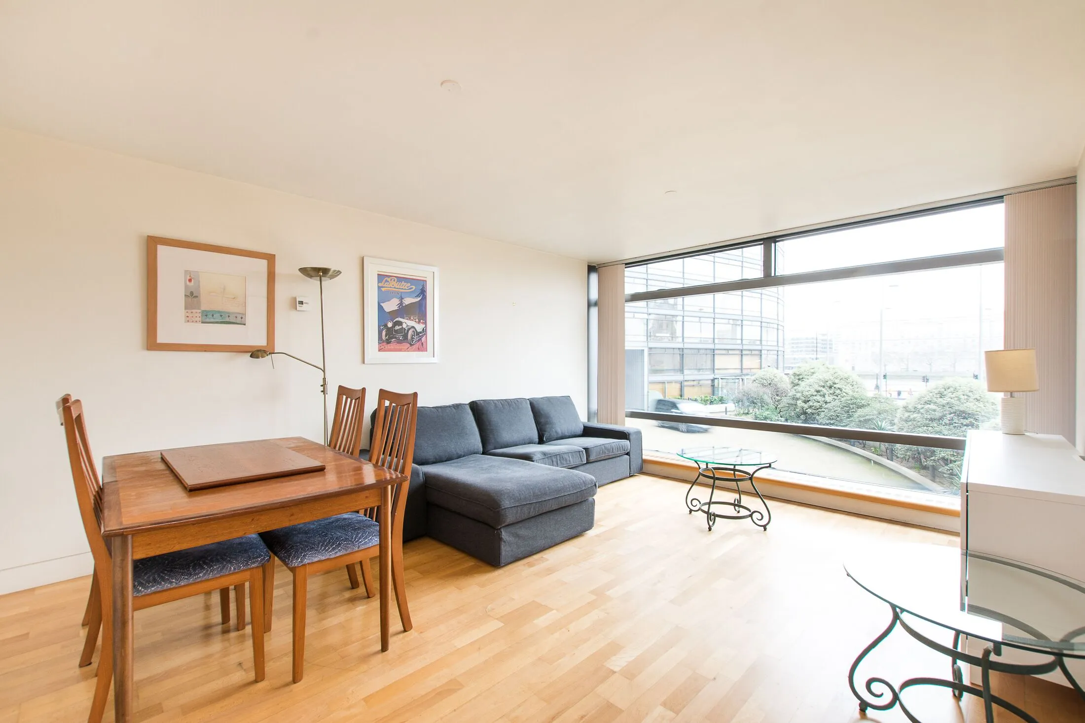 Flat Albert Embankment in Greater London
