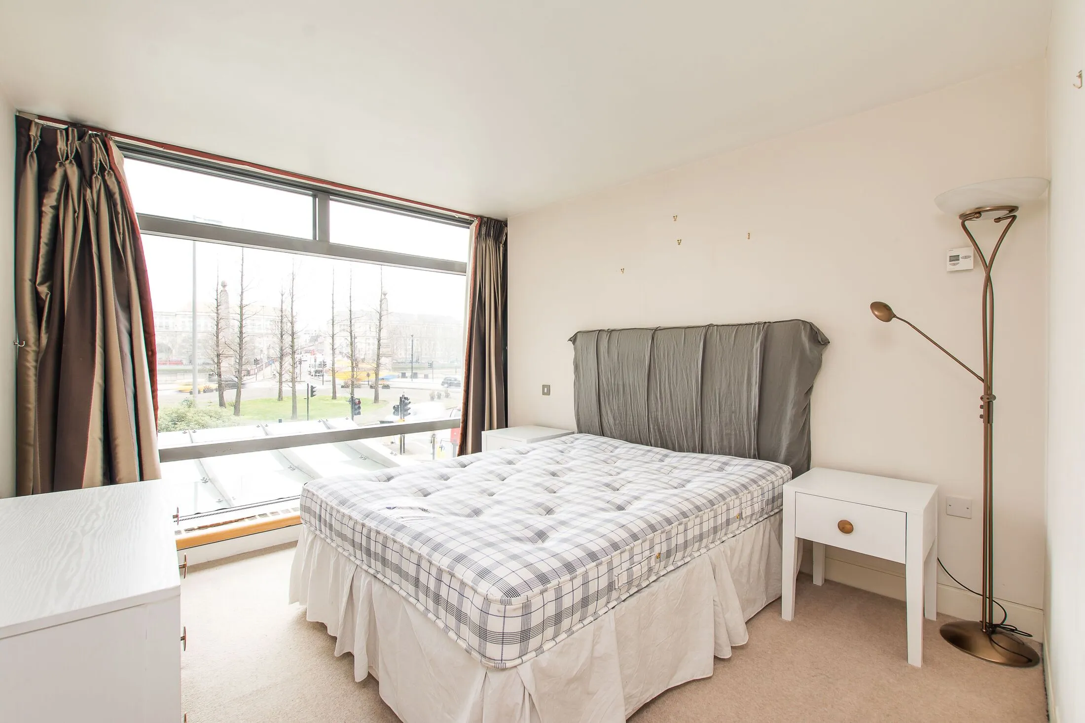 Flat Albert Embankment in Greater London