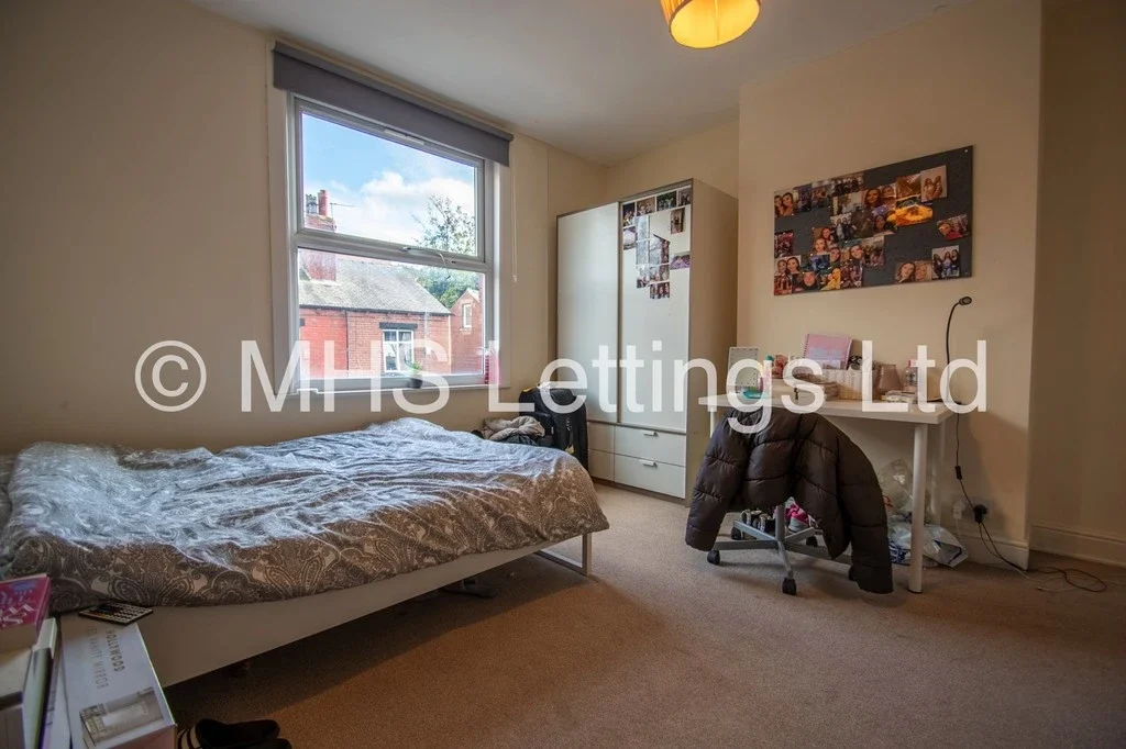 Flat Village Place in Leeds