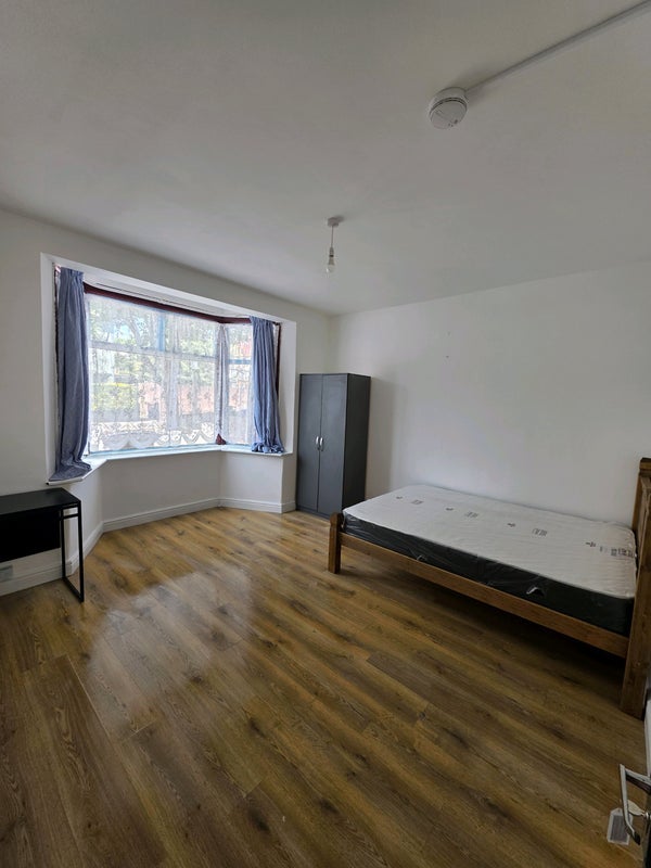 Room Chesterfield Road in Greater London