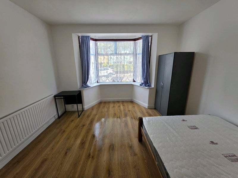 Room Chesterfield Road in Greater London