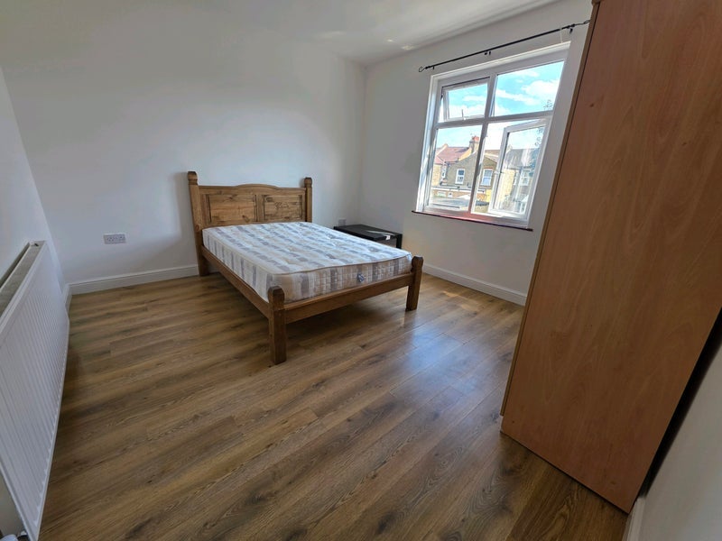 Room Chesterfield Road in Greater London