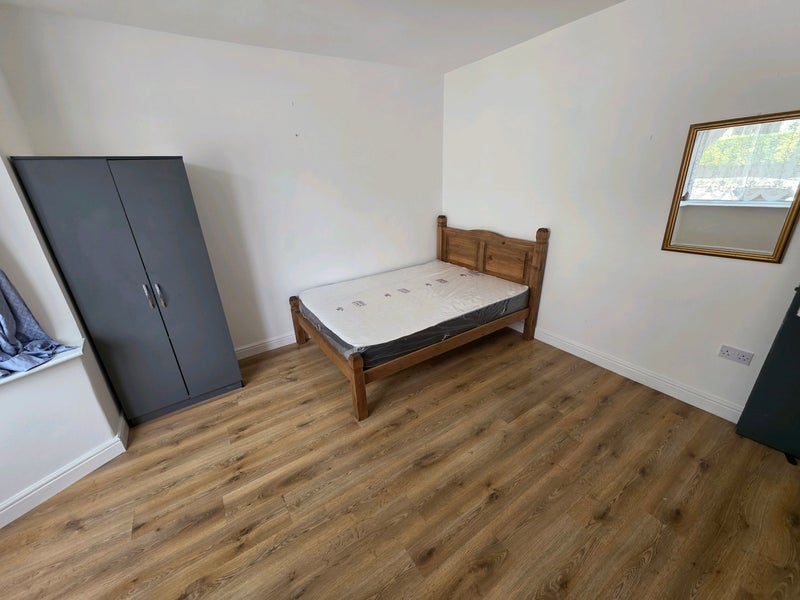 Room Chesterfield Road in Greater London