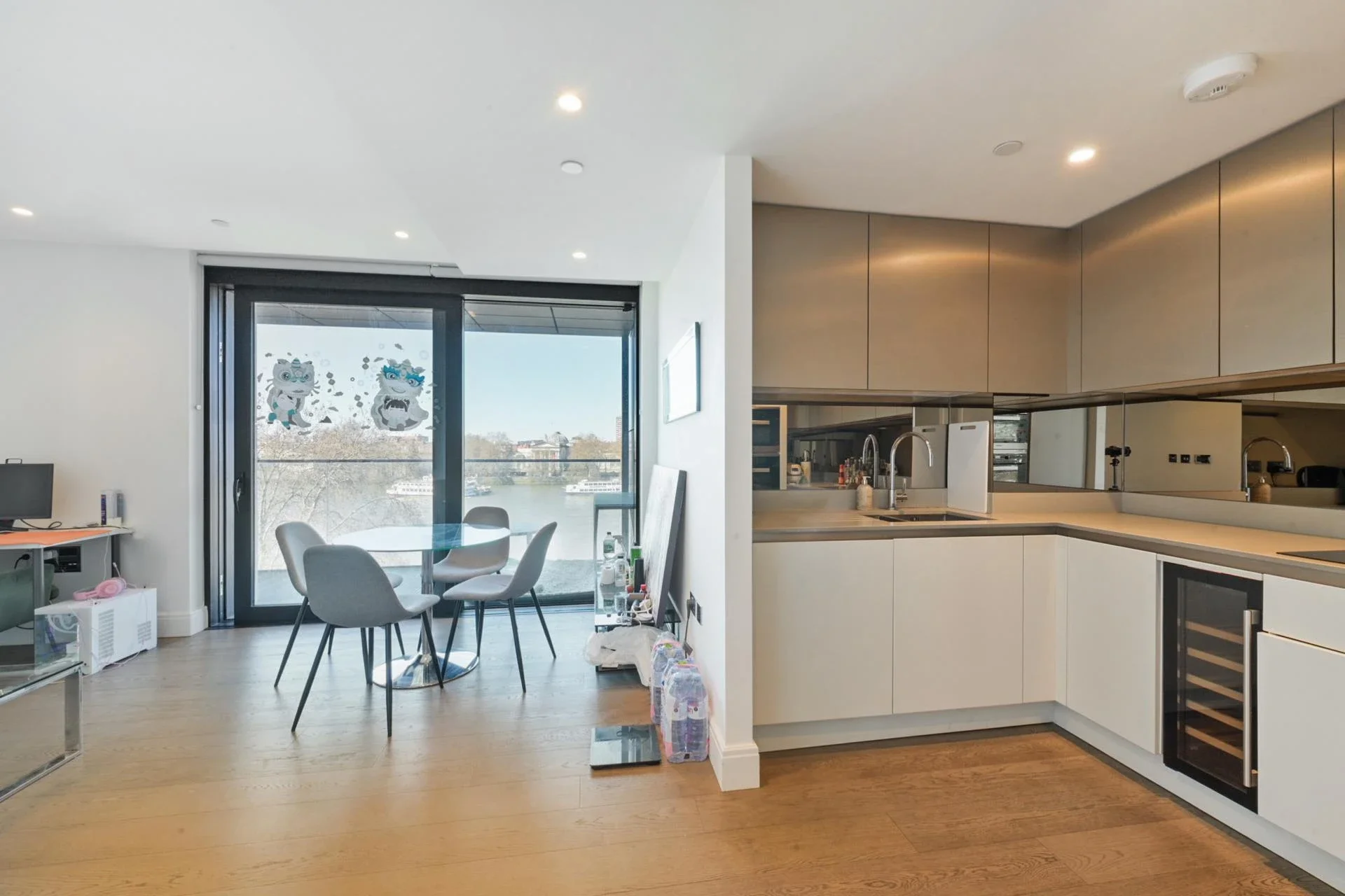Flat Albert Embankment in Greater London