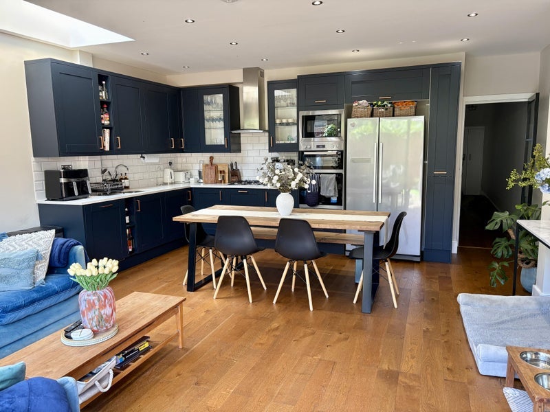 Flat Fairlight Road in Greater London