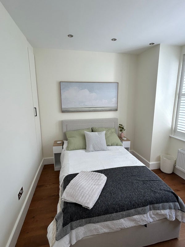Flat Fairlight Road in Greater London