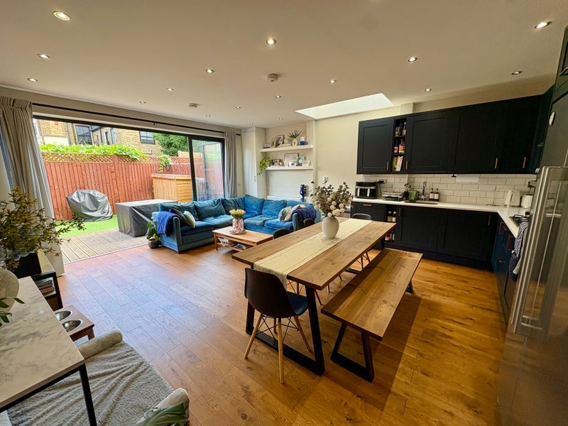Flat Fairlight Road in Greater London