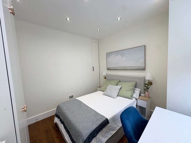 Flat Fairlight Road in Greater London