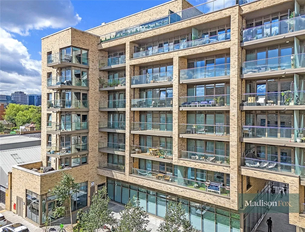 Flat Hemming Street in Greater London