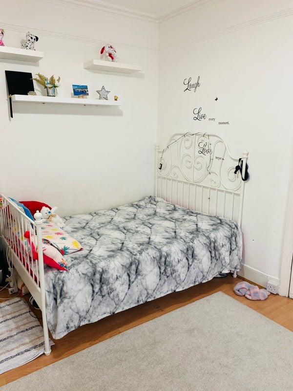Room Cecil Avenue in Greater London