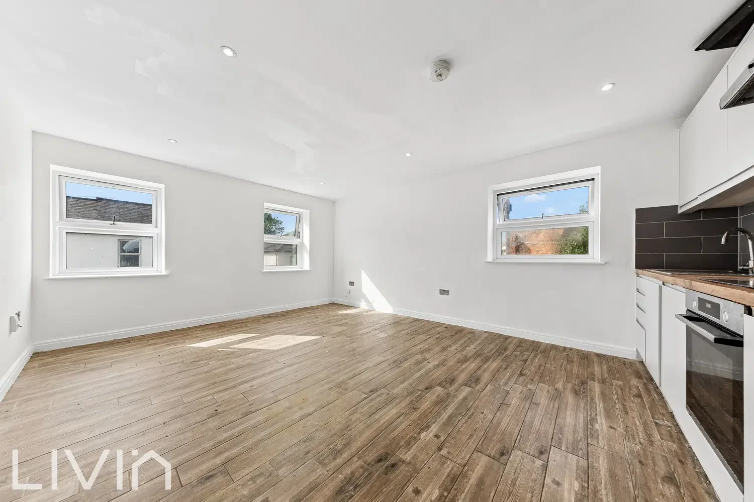 Flat Bullrush Close in Greater London