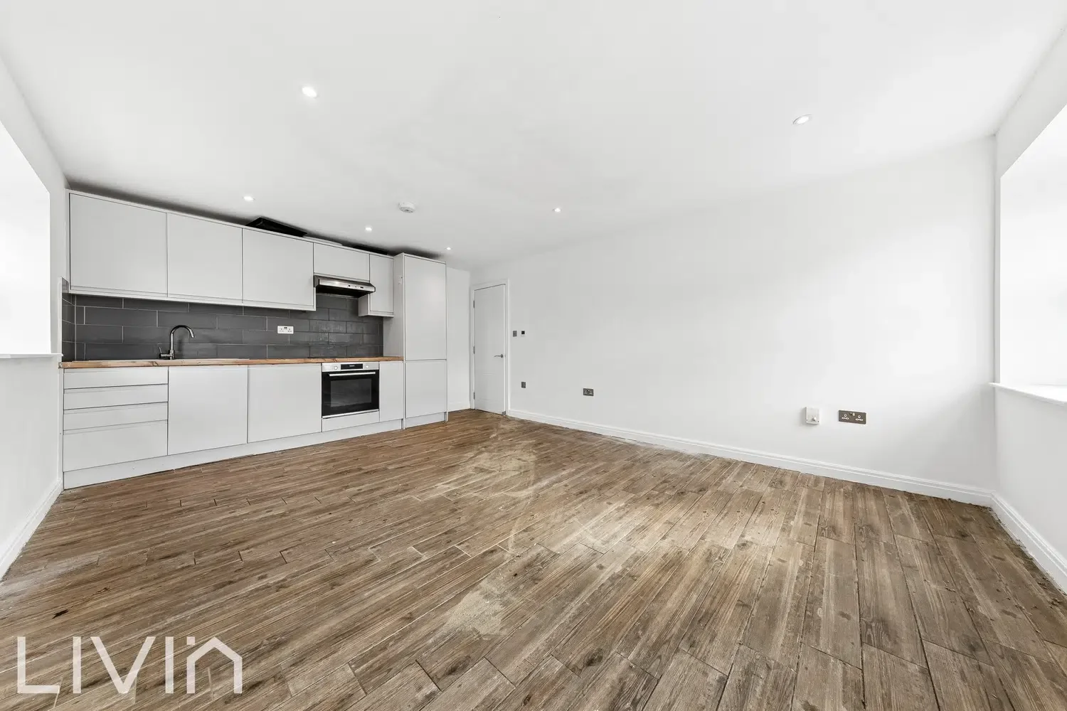 Flat Bullrush Close in Greater London