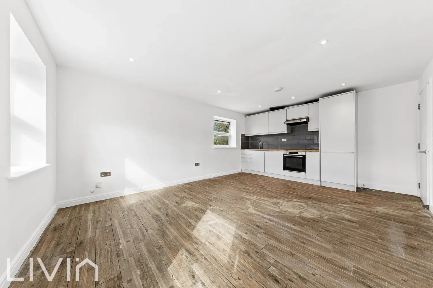 Flat Bullrush Close in Greater London