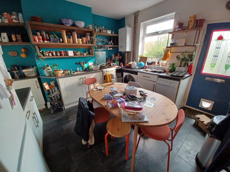 Room Cliffefield Road in Sheffield