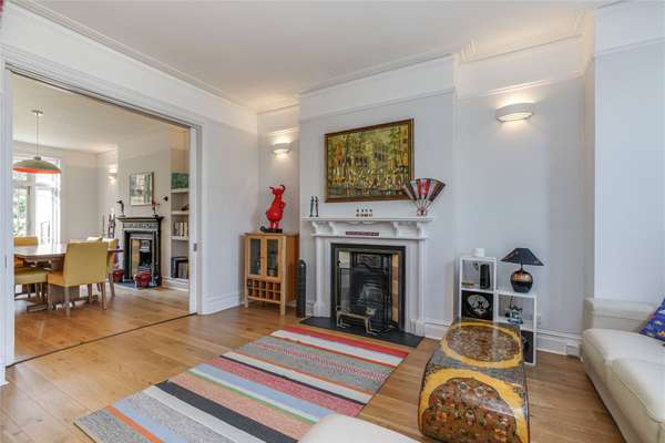 House Fairlawn Grove in Greater London