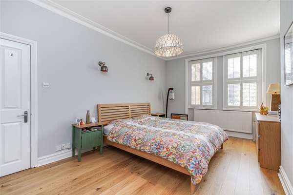 House Fairlawn Grove in Greater London