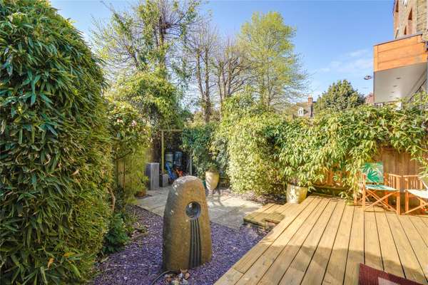 House Fairlawn Grove in Greater London