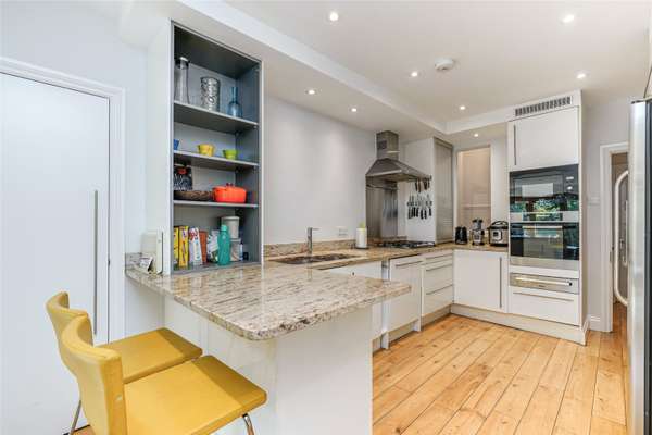 House Fairlawn Grove in Greater London