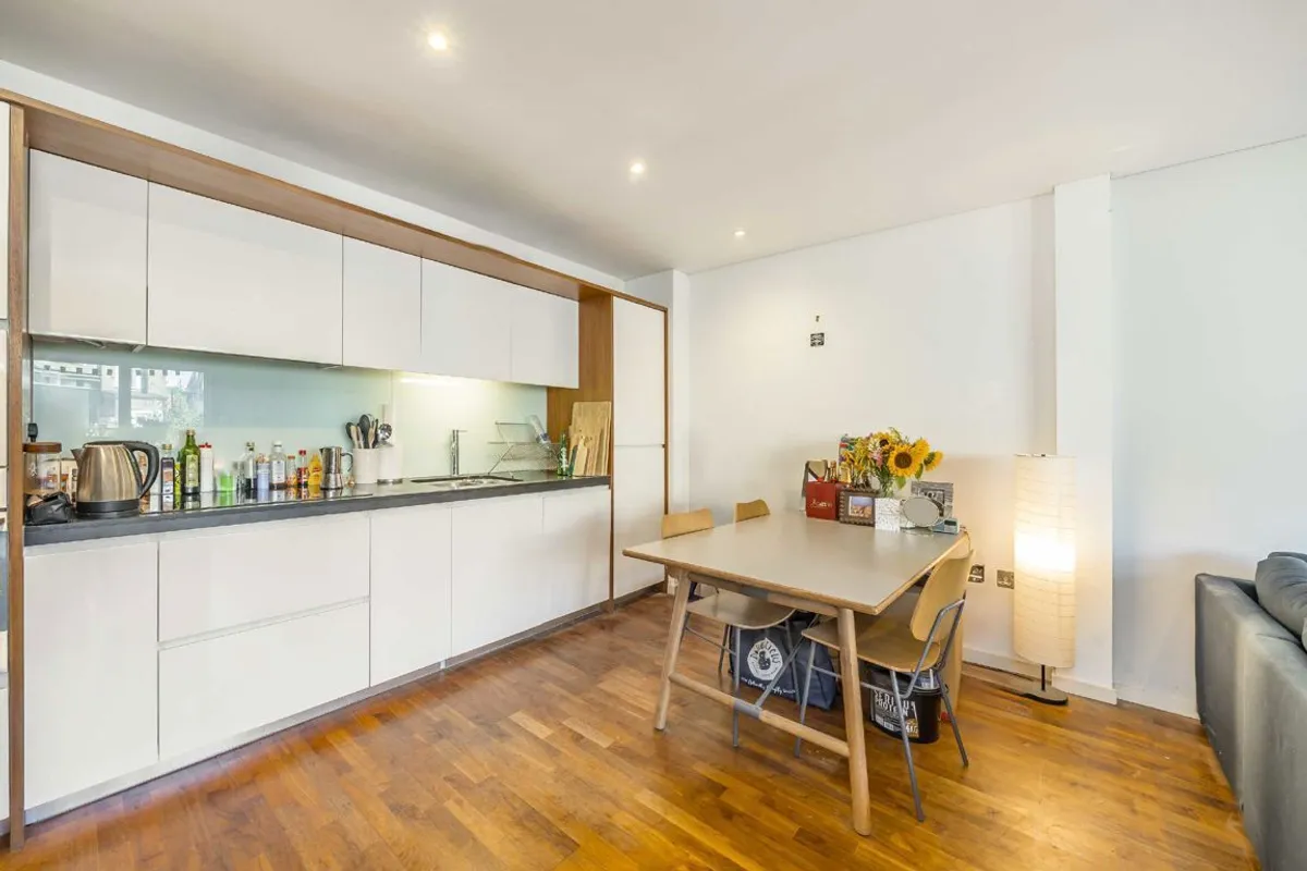 Flat Balham Grove in Greater London