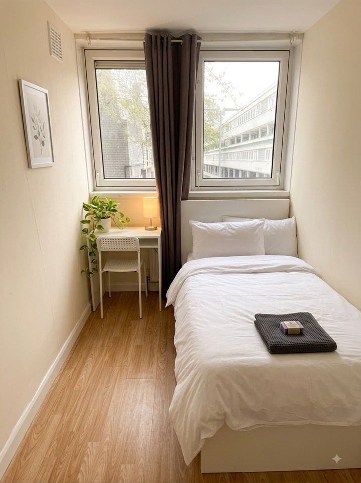 Room Blackstock Road in Greater London