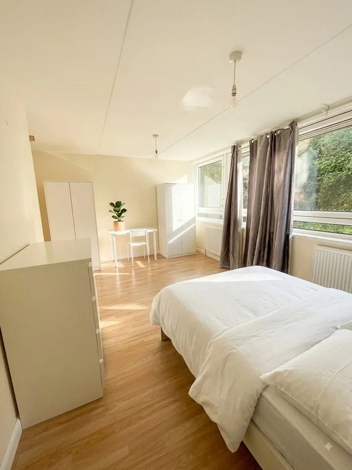 Room Blackstock Road in Greater London