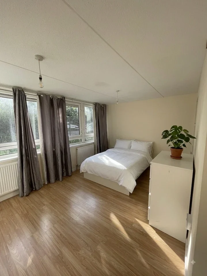 Room Blackstock Road in Greater London