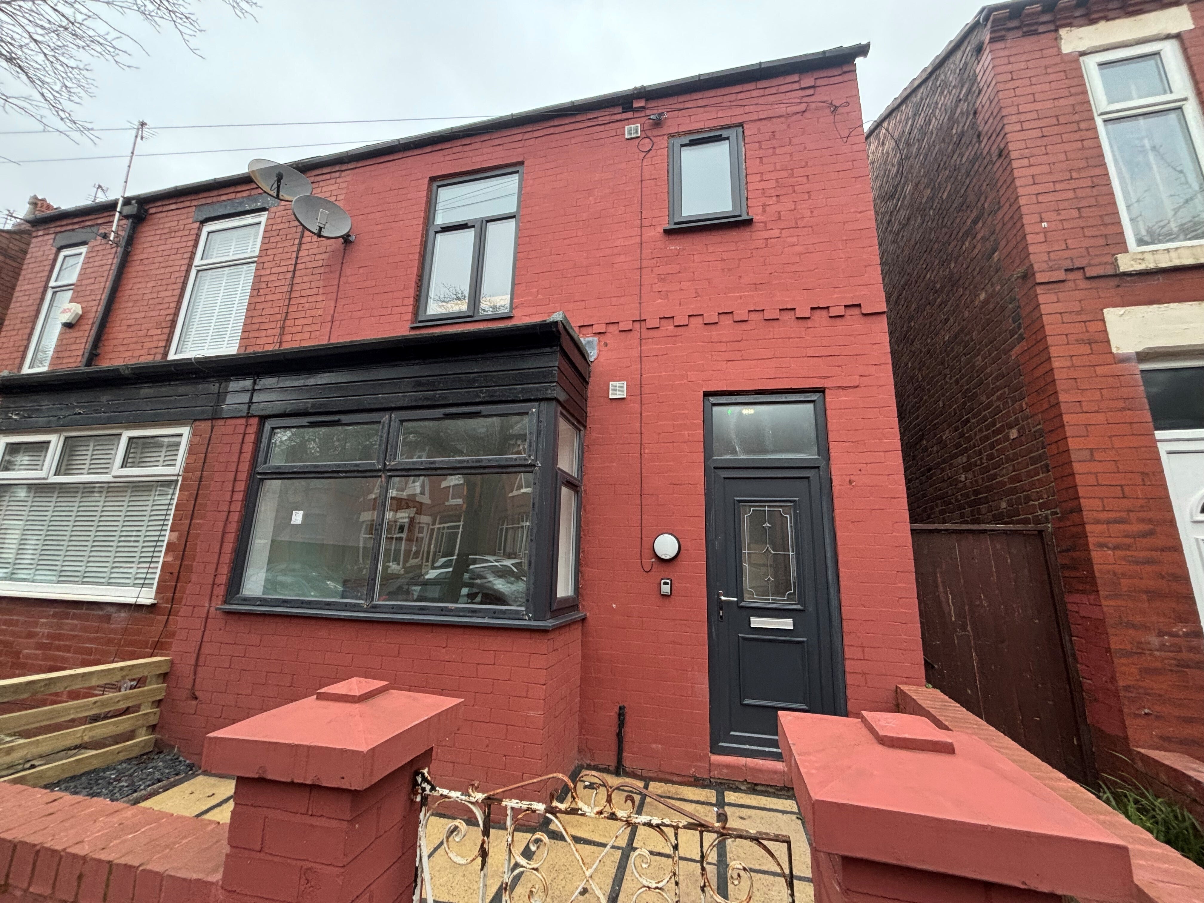 Flat Ainsdale Grove in Stockport