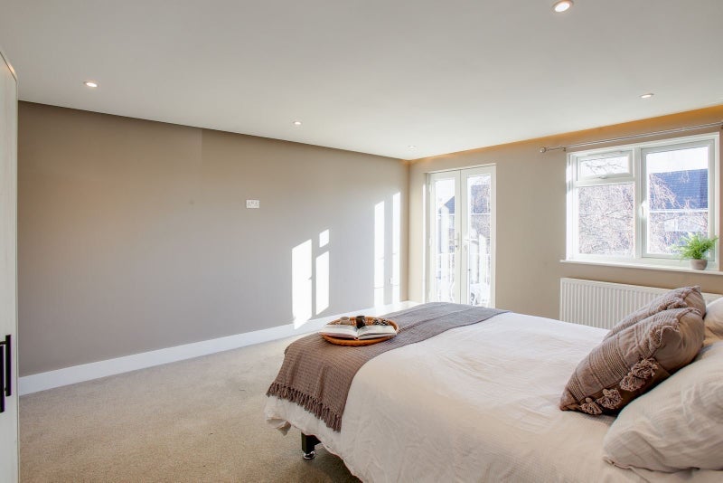 Room Almond Avenue in Greater London