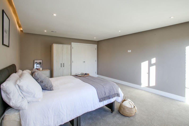 Room Almond Avenue in Greater London