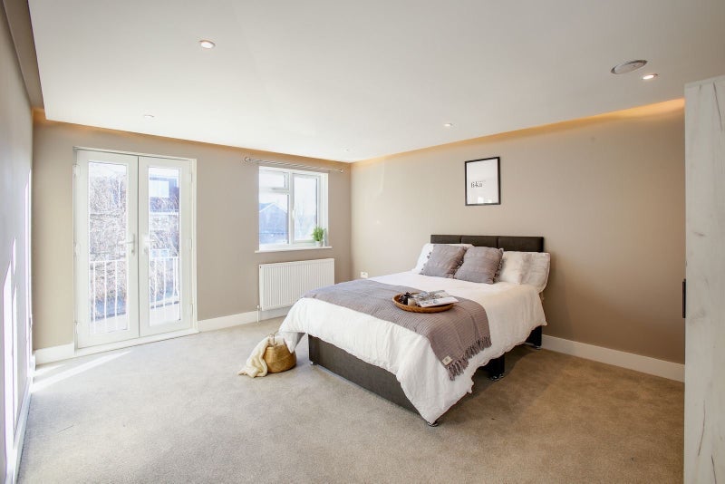 Room Almond Avenue in Greater London