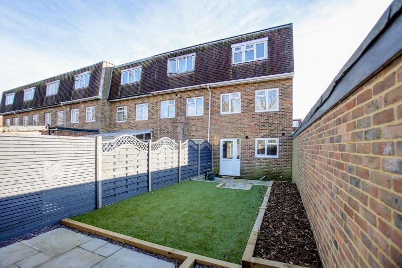 Room Almond Avenue in Greater London