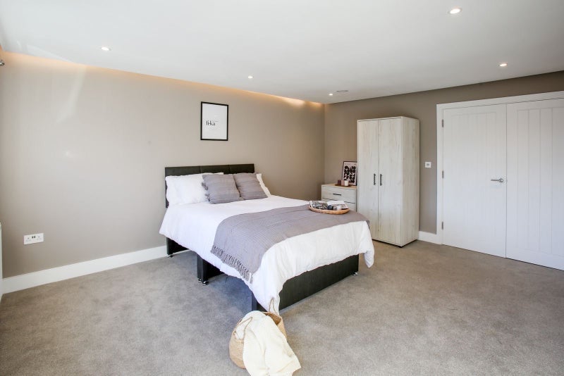 Room Almond Avenue in Greater London