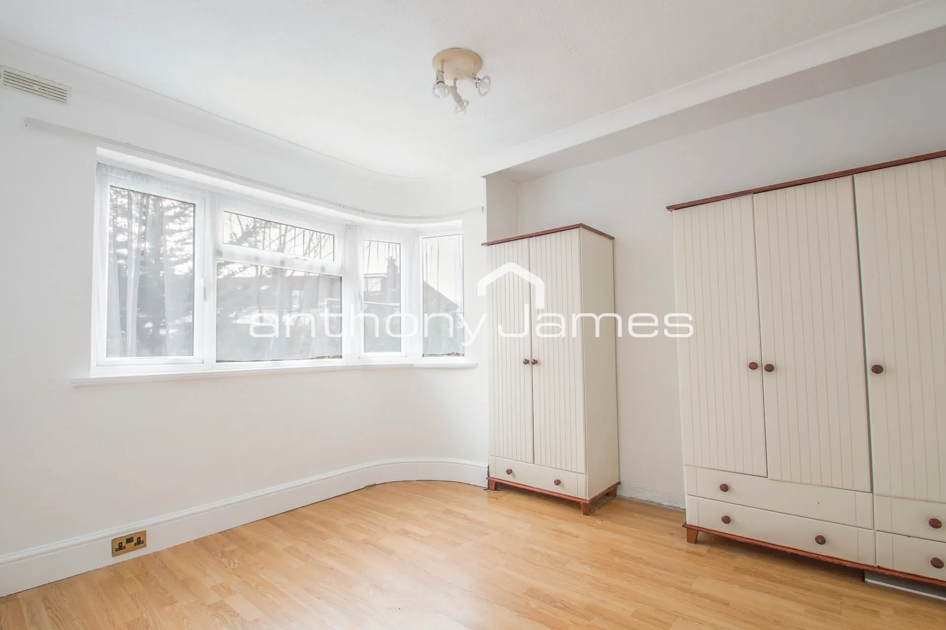 Flat Parkside Avenue in Greater London