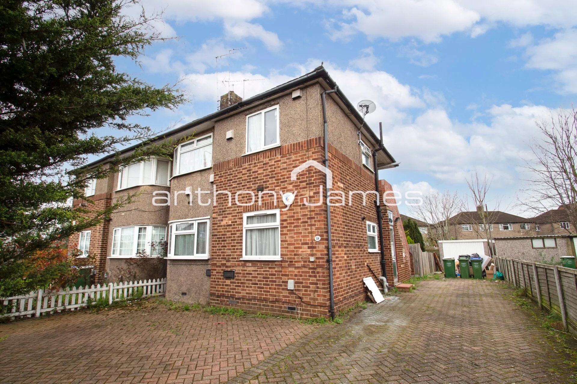Flat Parkside Avenue in Greater London