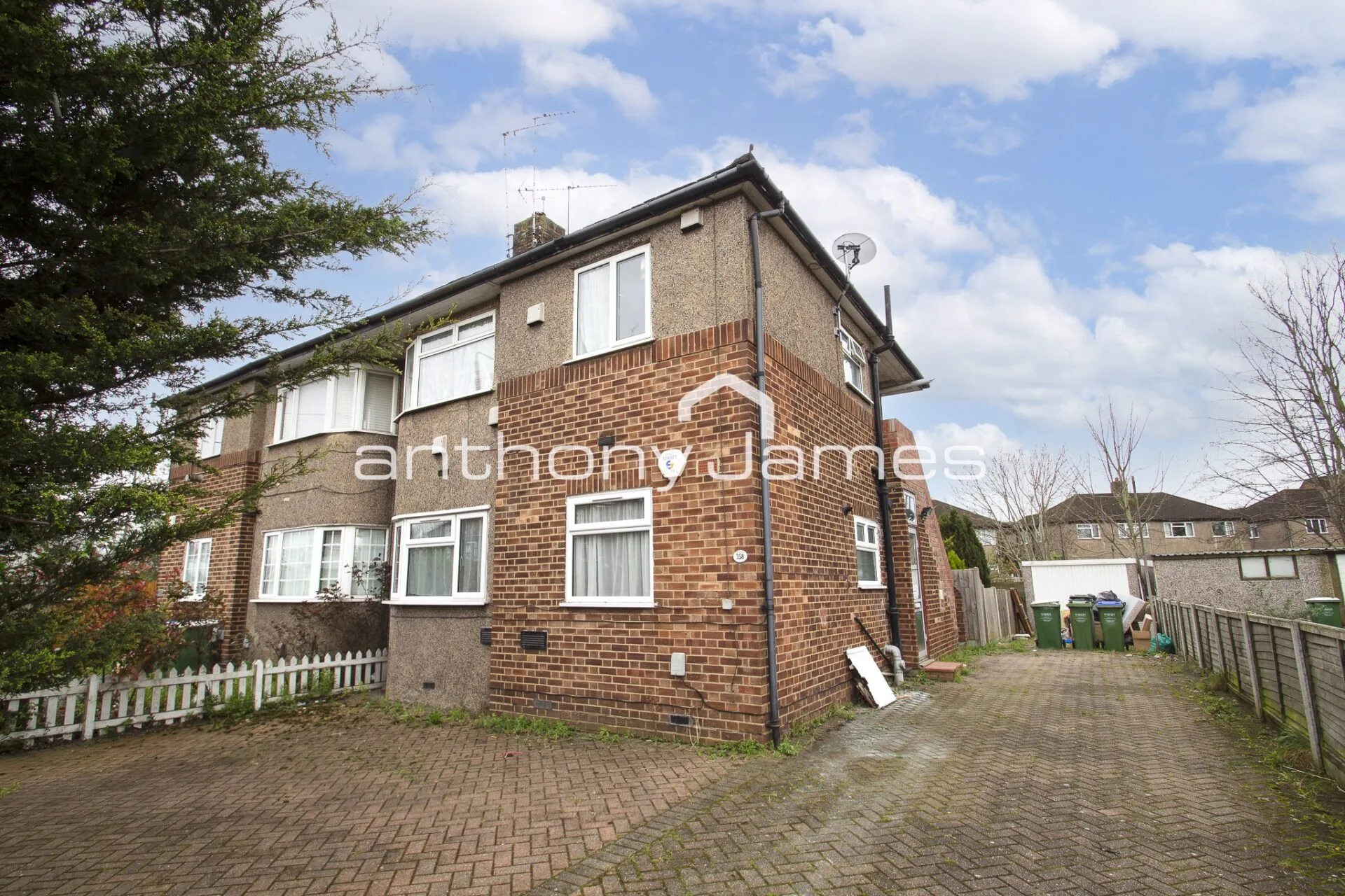 Flat Parkside Avenue in Greater London