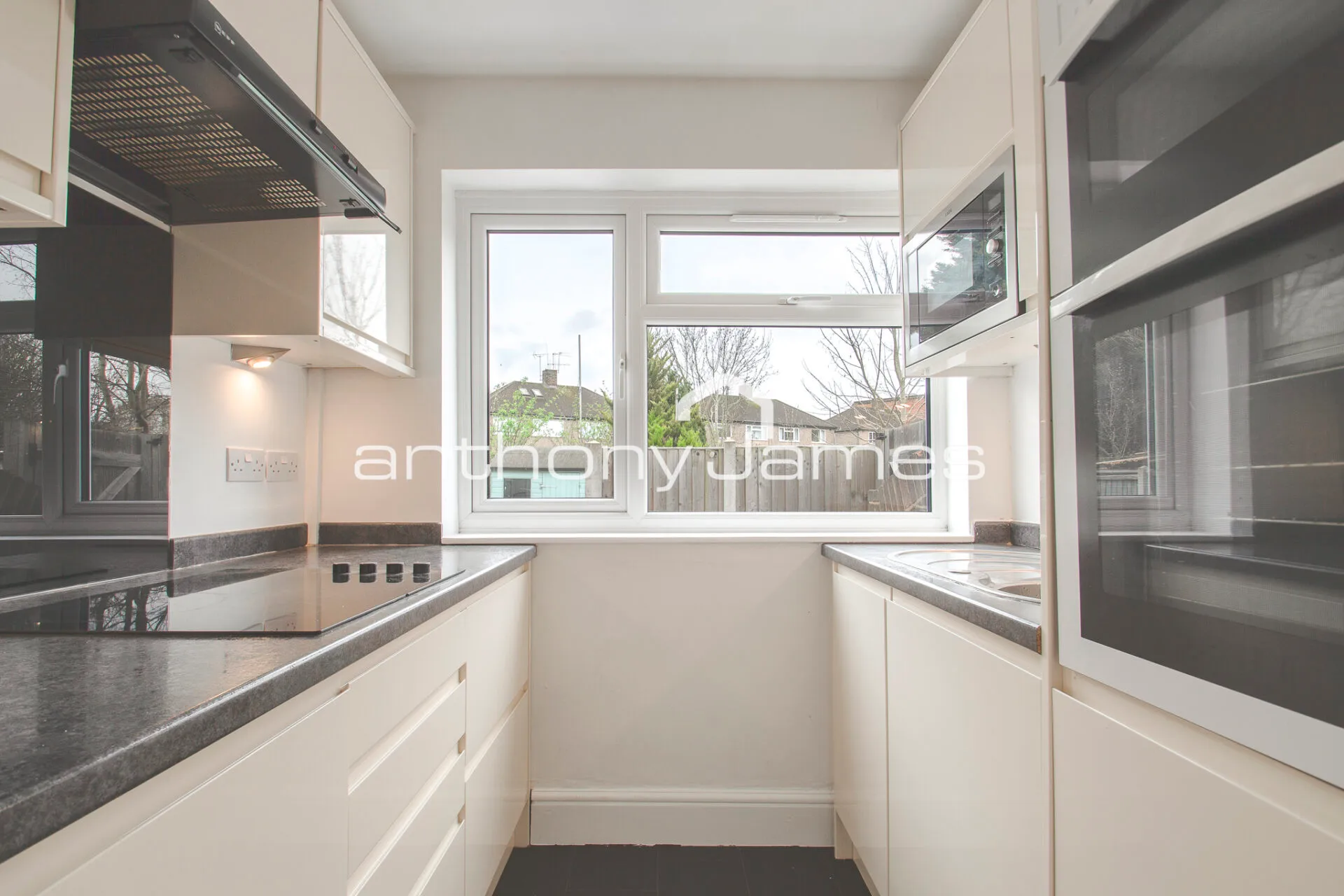 Flat Parkside Avenue in Greater London