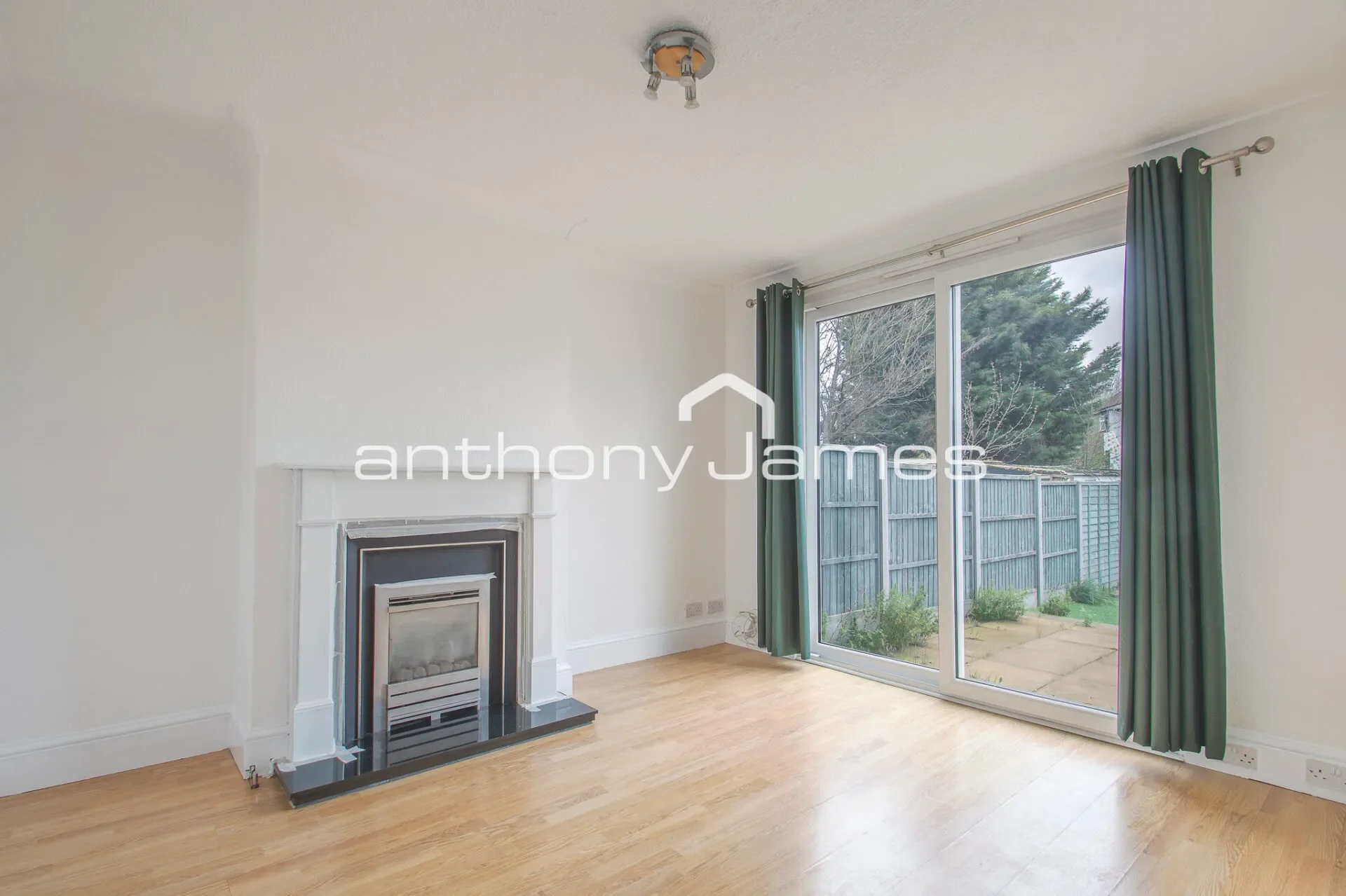 Flat Parkside Avenue in Greater London