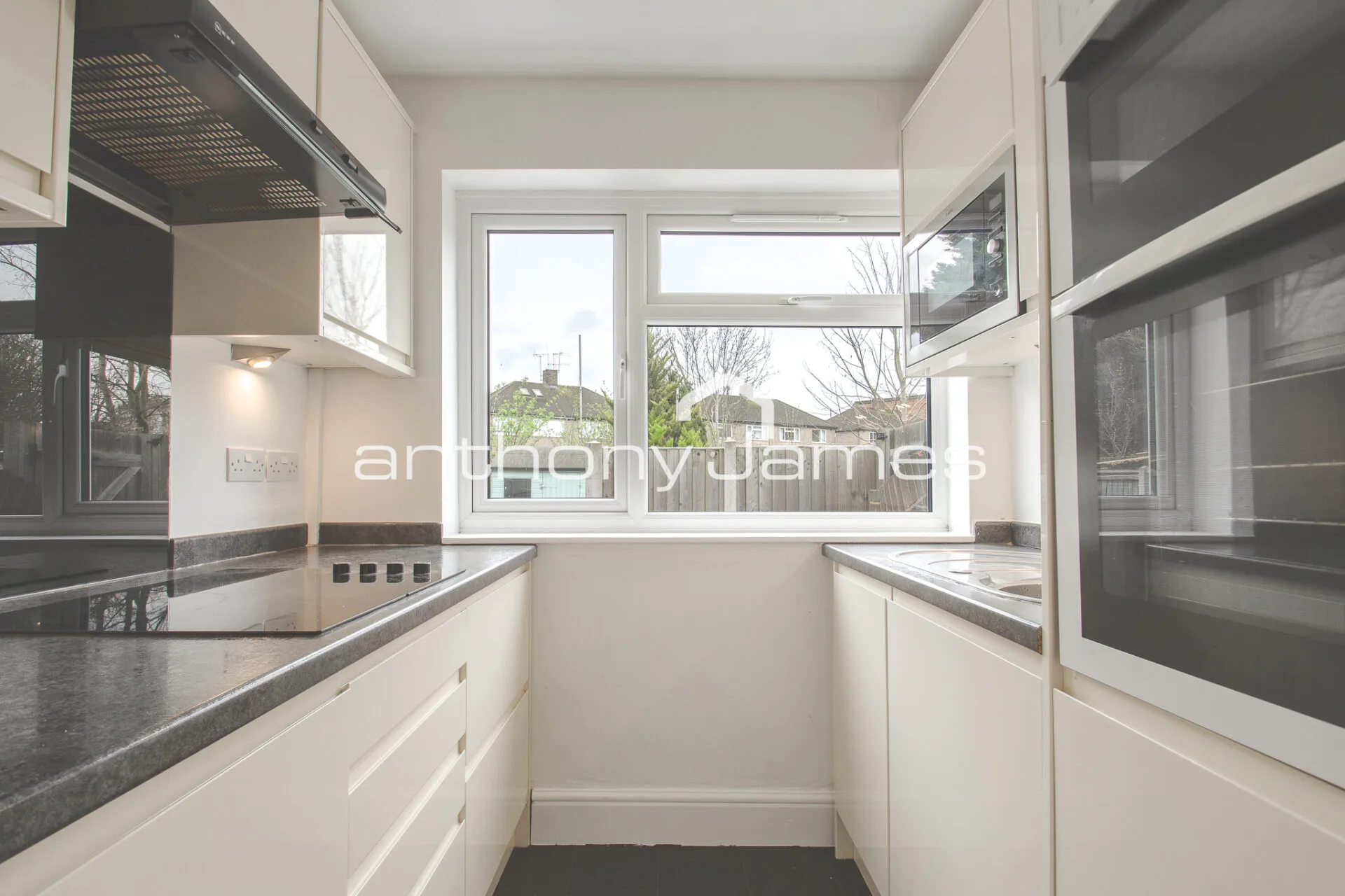 Flat Parkside Avenue in Greater London