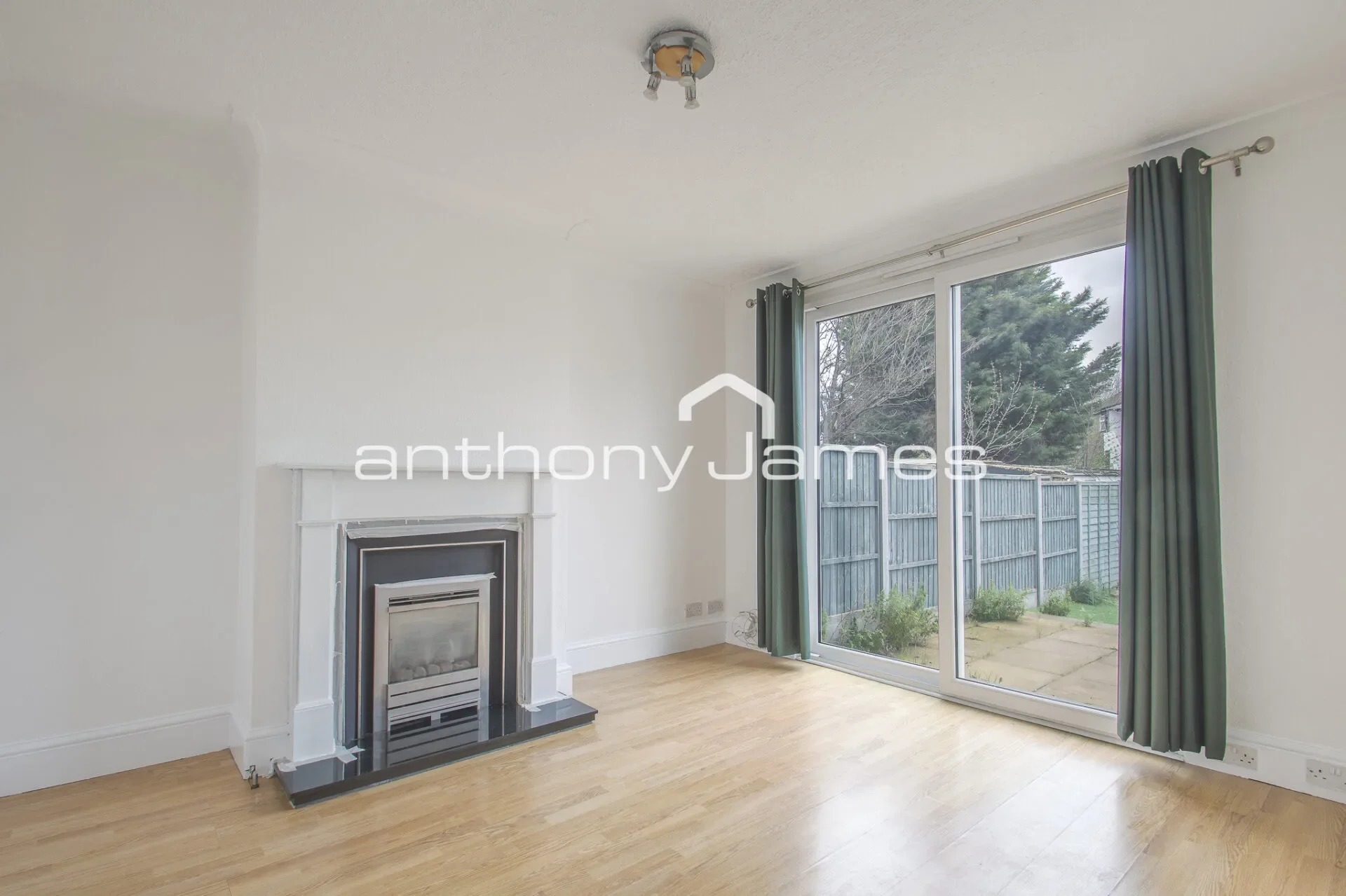 Flat Parkside Avenue in Greater London