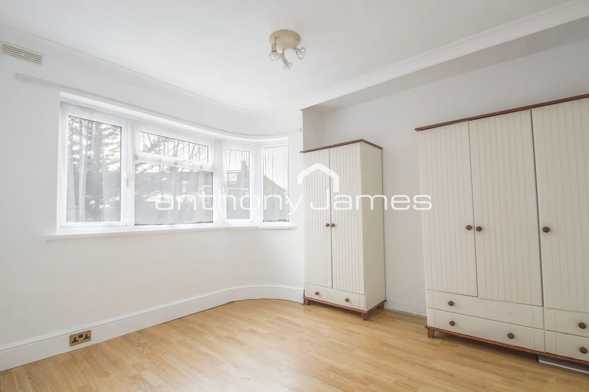 Flat Parkside Avenue in Greater London